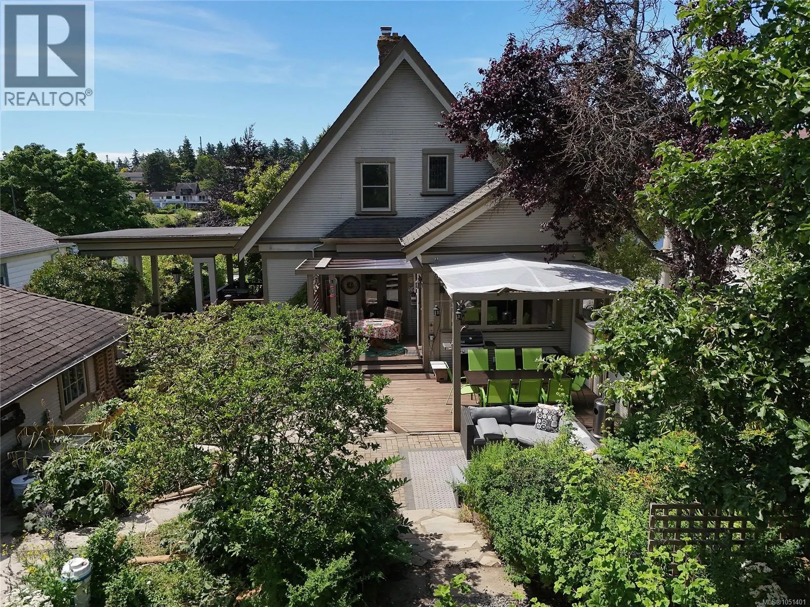 566 Gorge Rd W