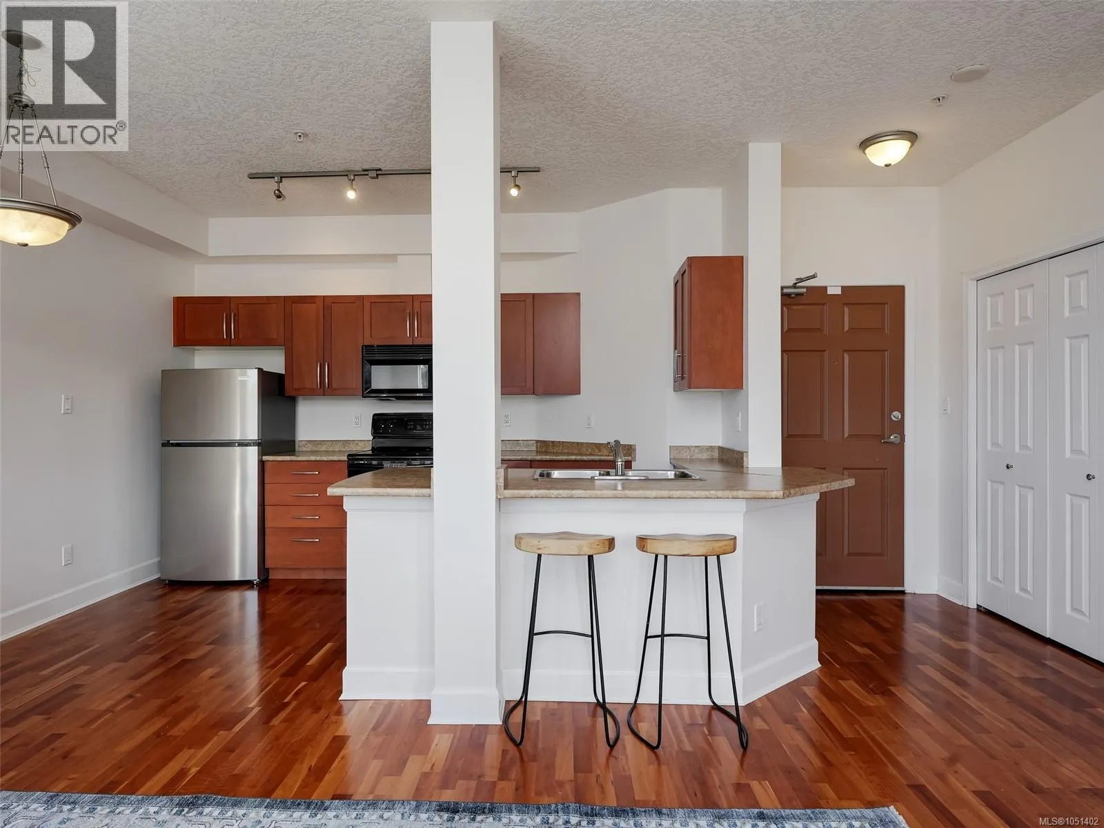407 1156 Colville Rd