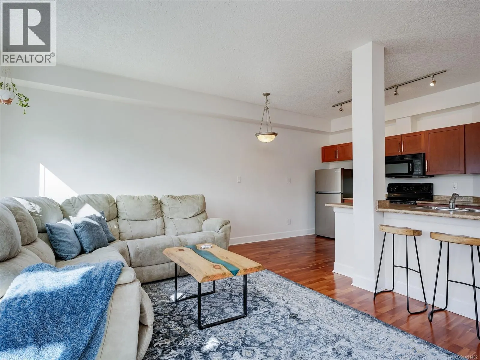 407 1156 Colville Rd