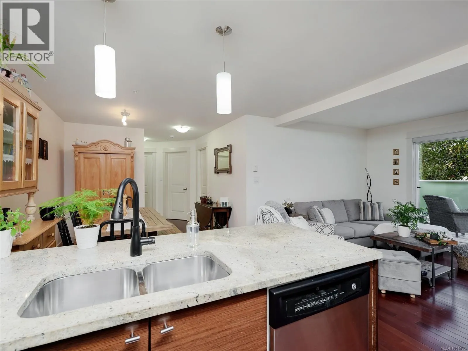 210 1315 Esquimalt Rd