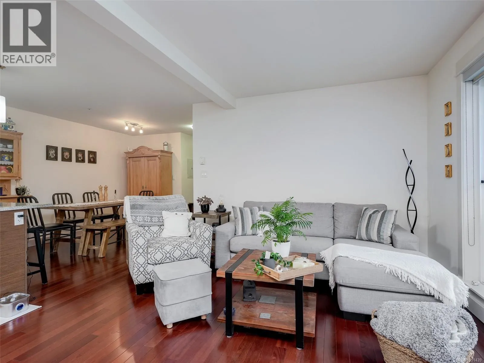 210 1315 Esquimalt Rd