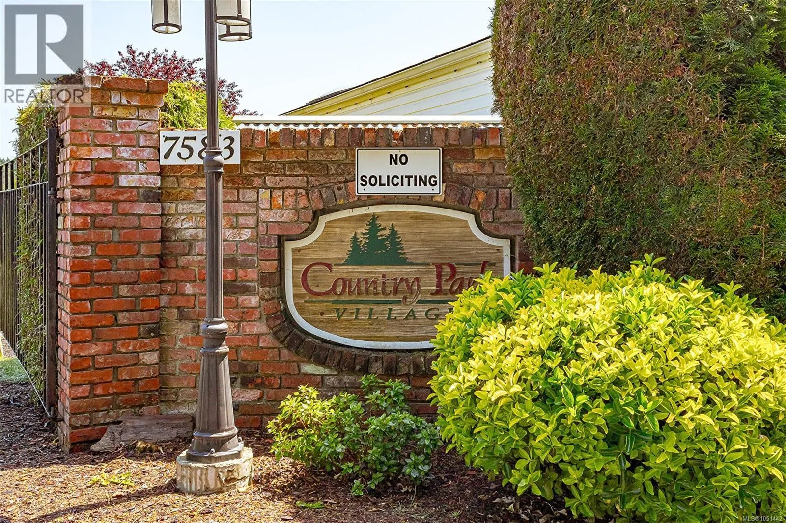23 7583 Central Saanich Rd