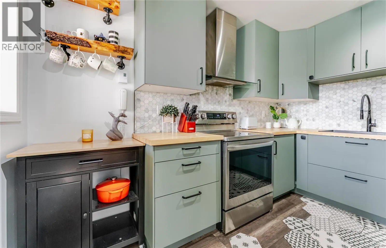 203 3460 Quadra St
