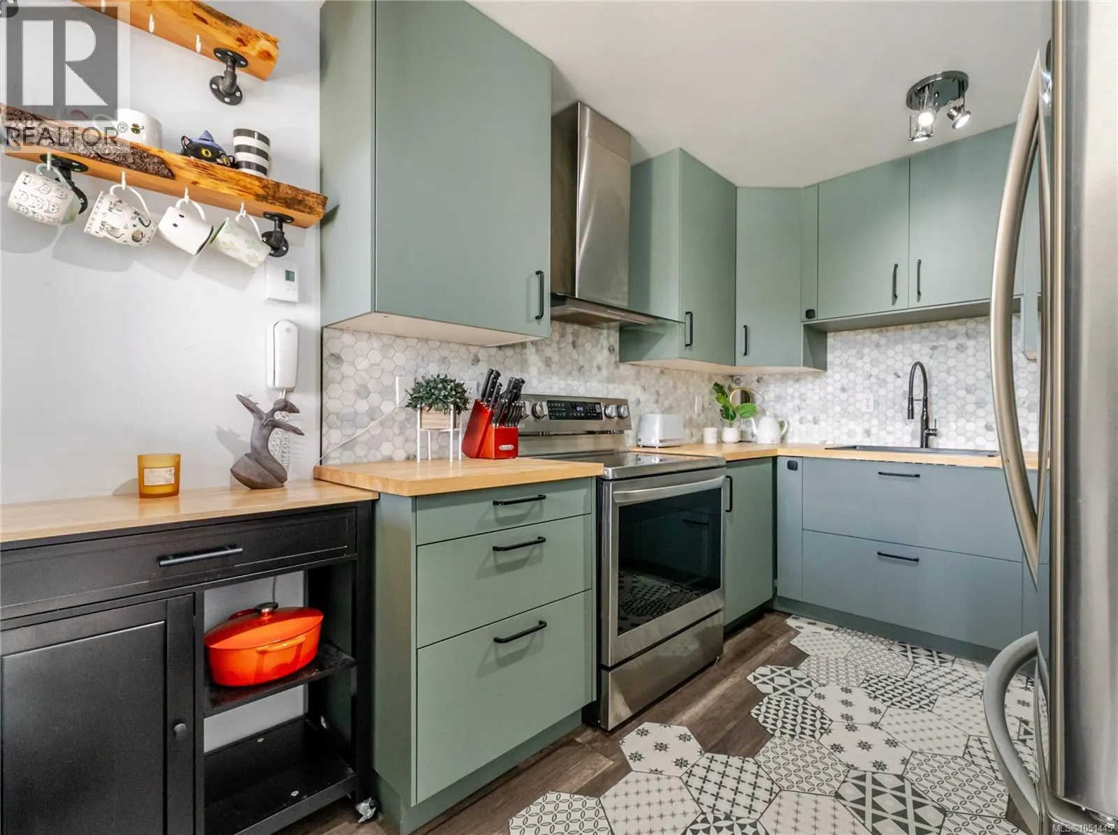 203 3460 Quadra St