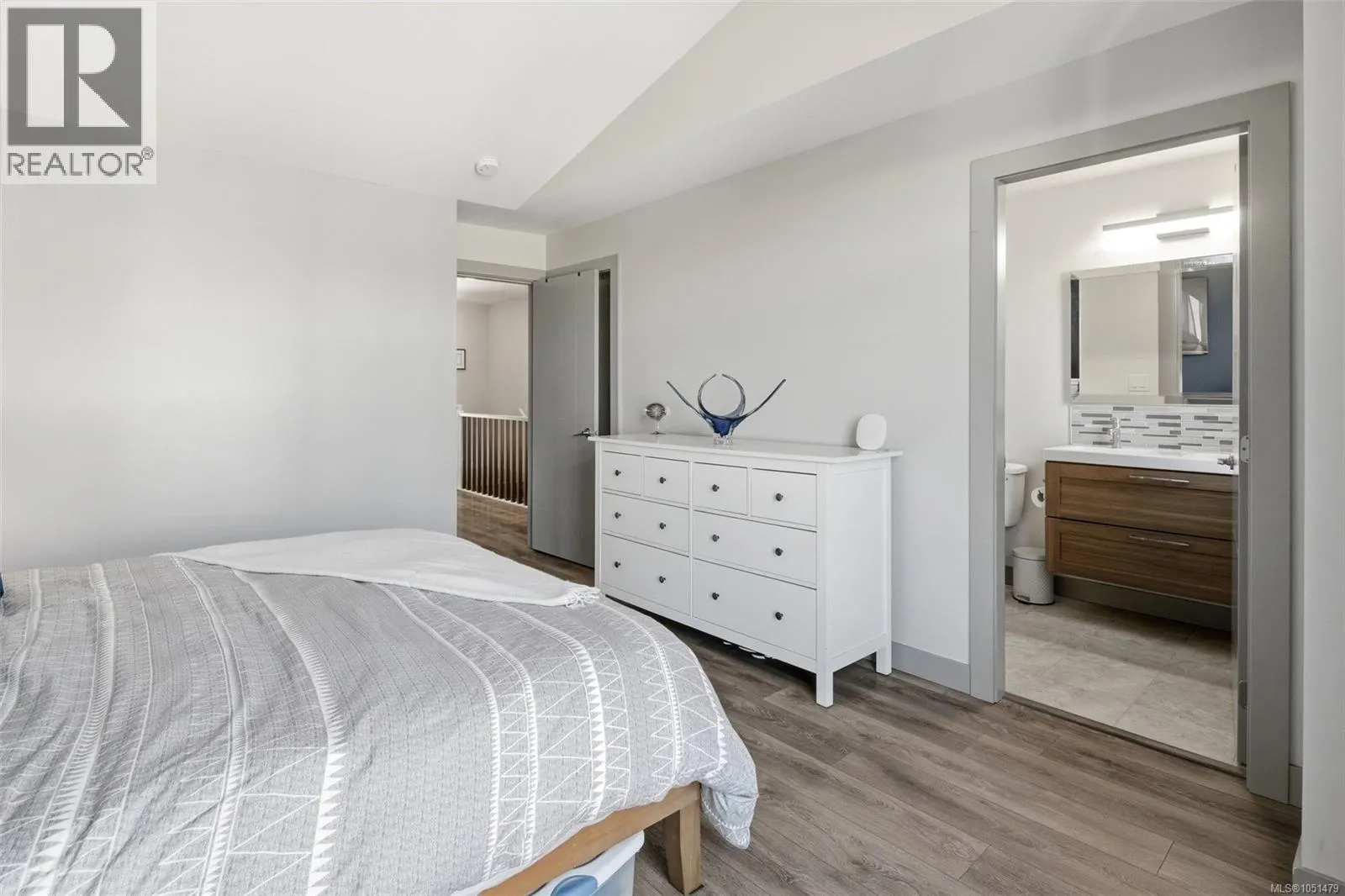 103 687 Strandlund Ave