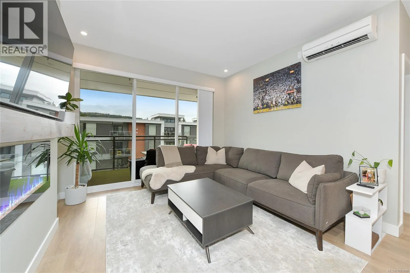 404 967 Whirlaway Cres
