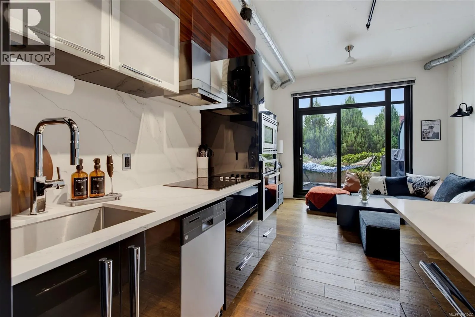 322 1029 View St