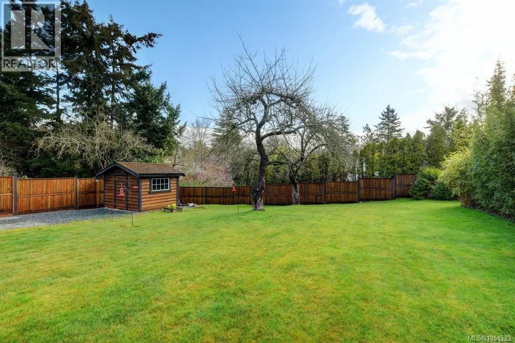 3919 Quadra St