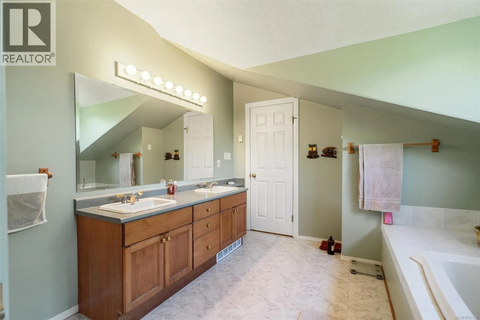 9220 East Saanich Rd