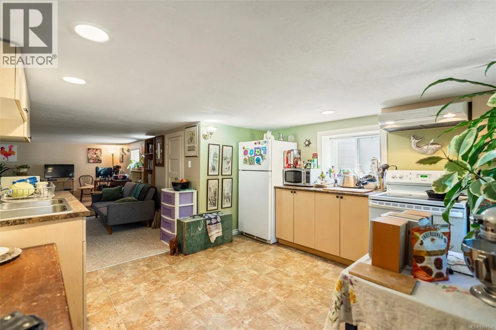 9220 East Saanich Rd
