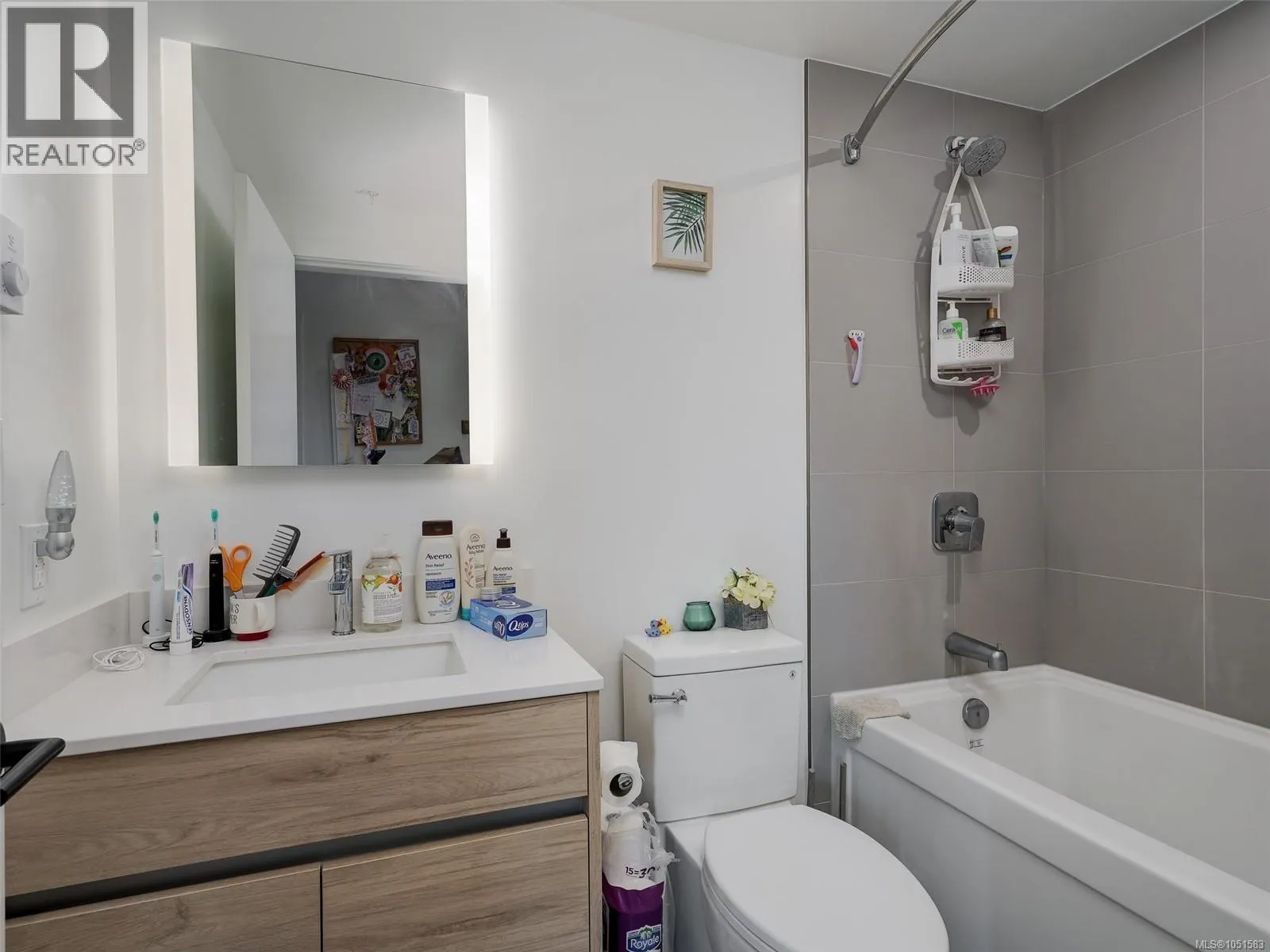 409 1097 View St