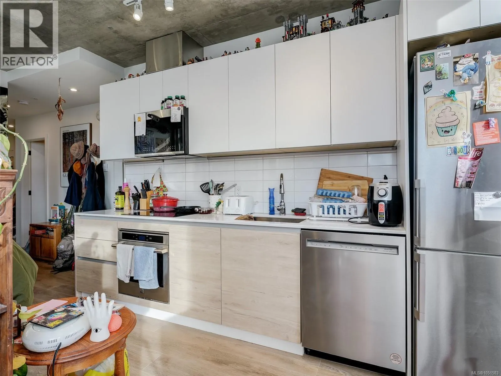 409 1097 View St