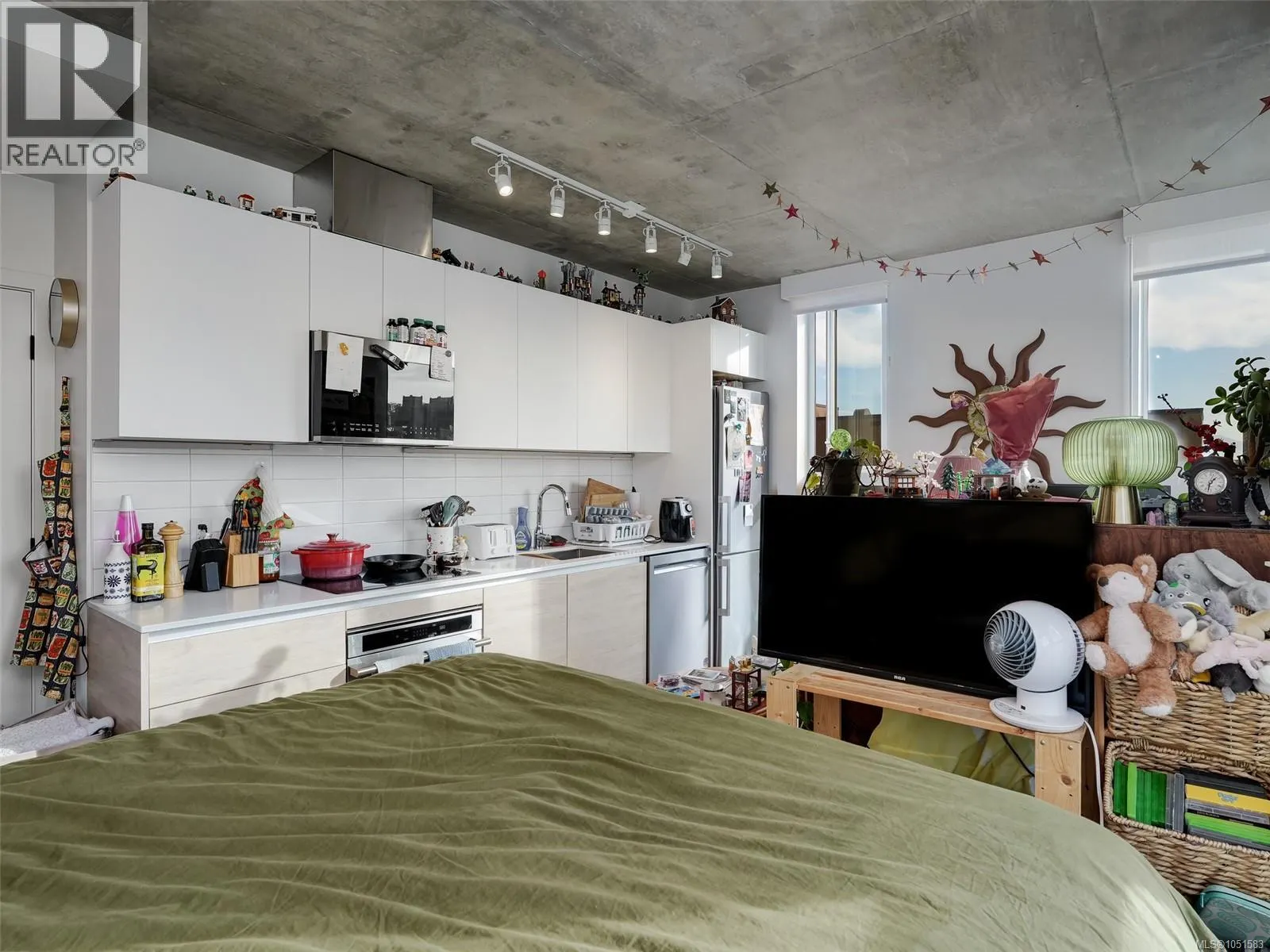 409 1097 View St