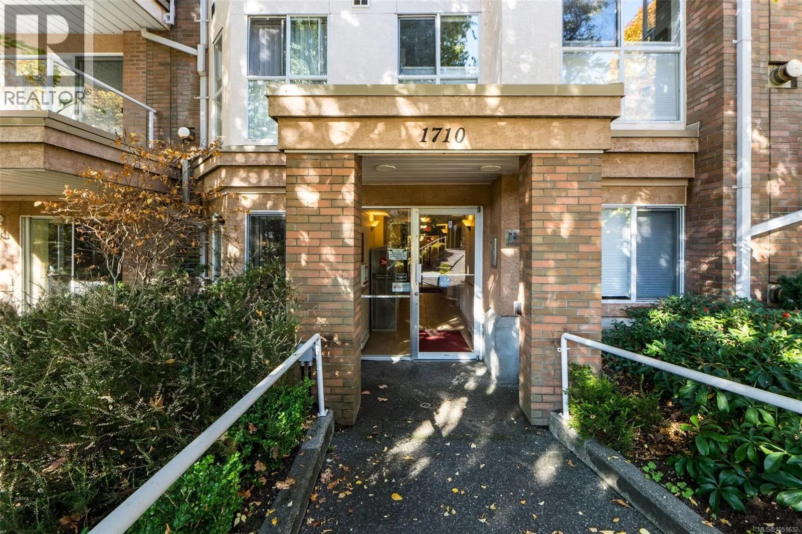 404 1710 Fort St
