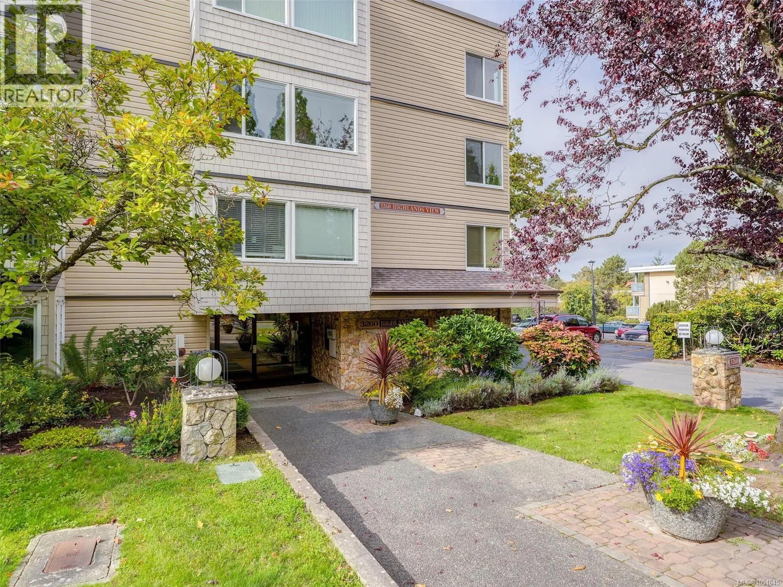 203 3260 Quadra St