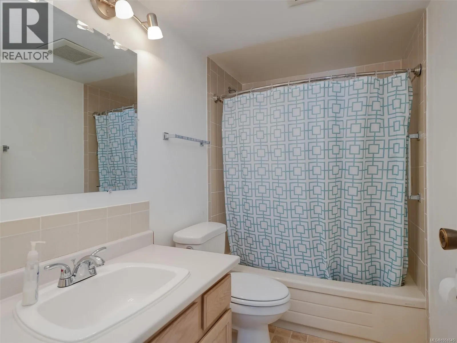 203 3260 Quadra St
