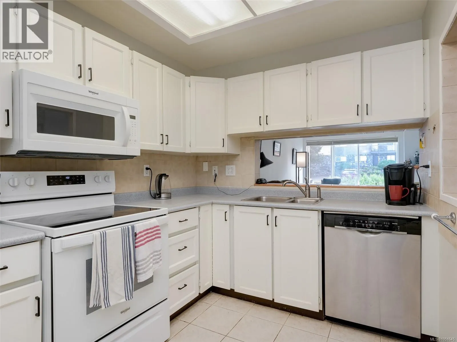 203 3260 Quadra St