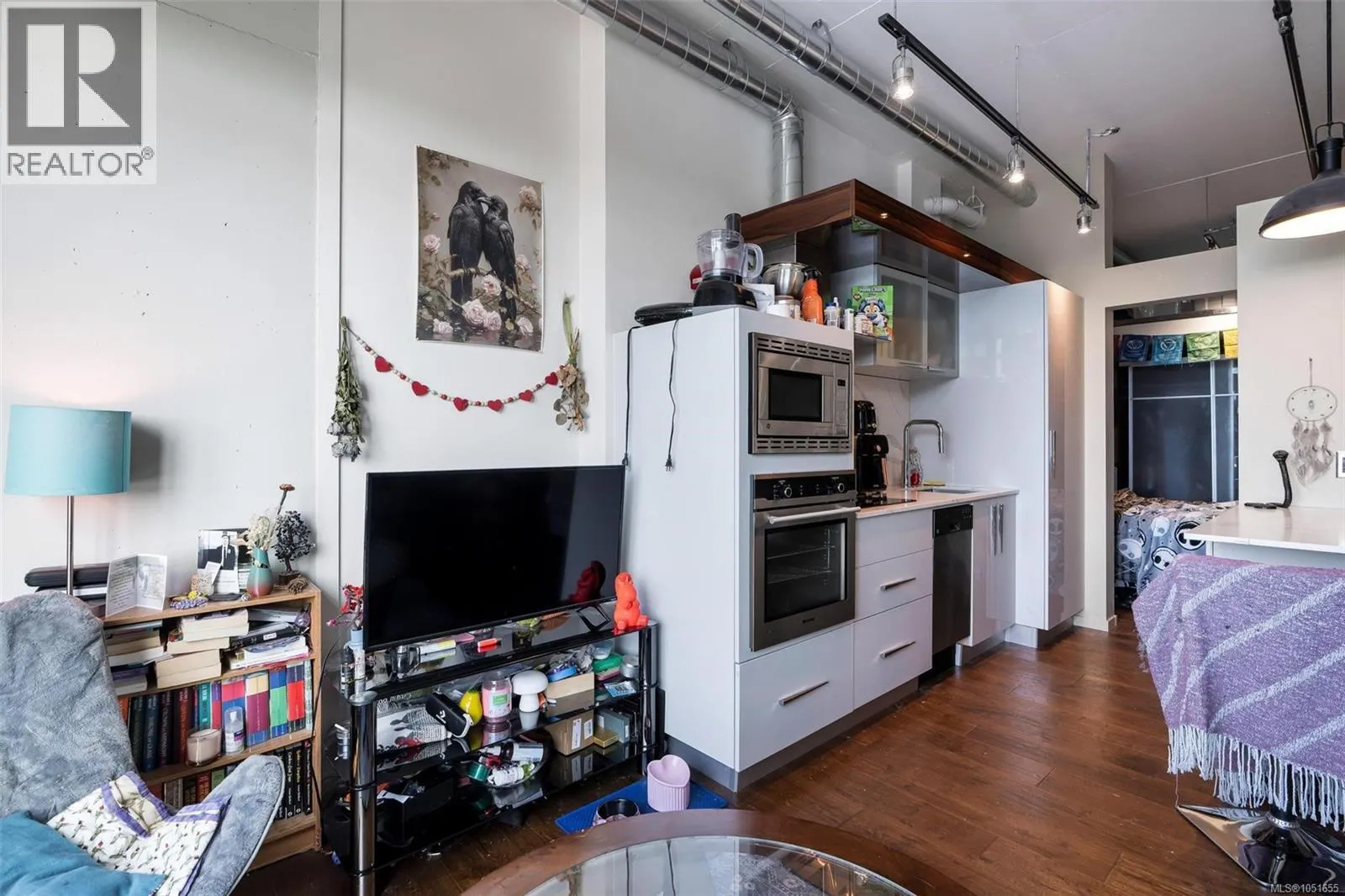 610 1029 View St