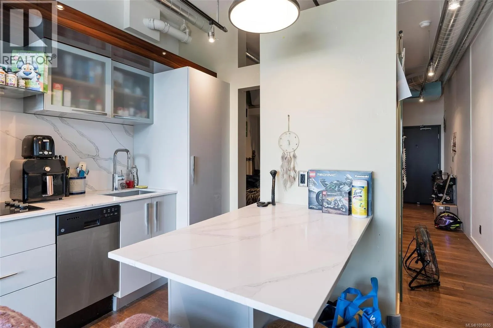 610 1029 View St