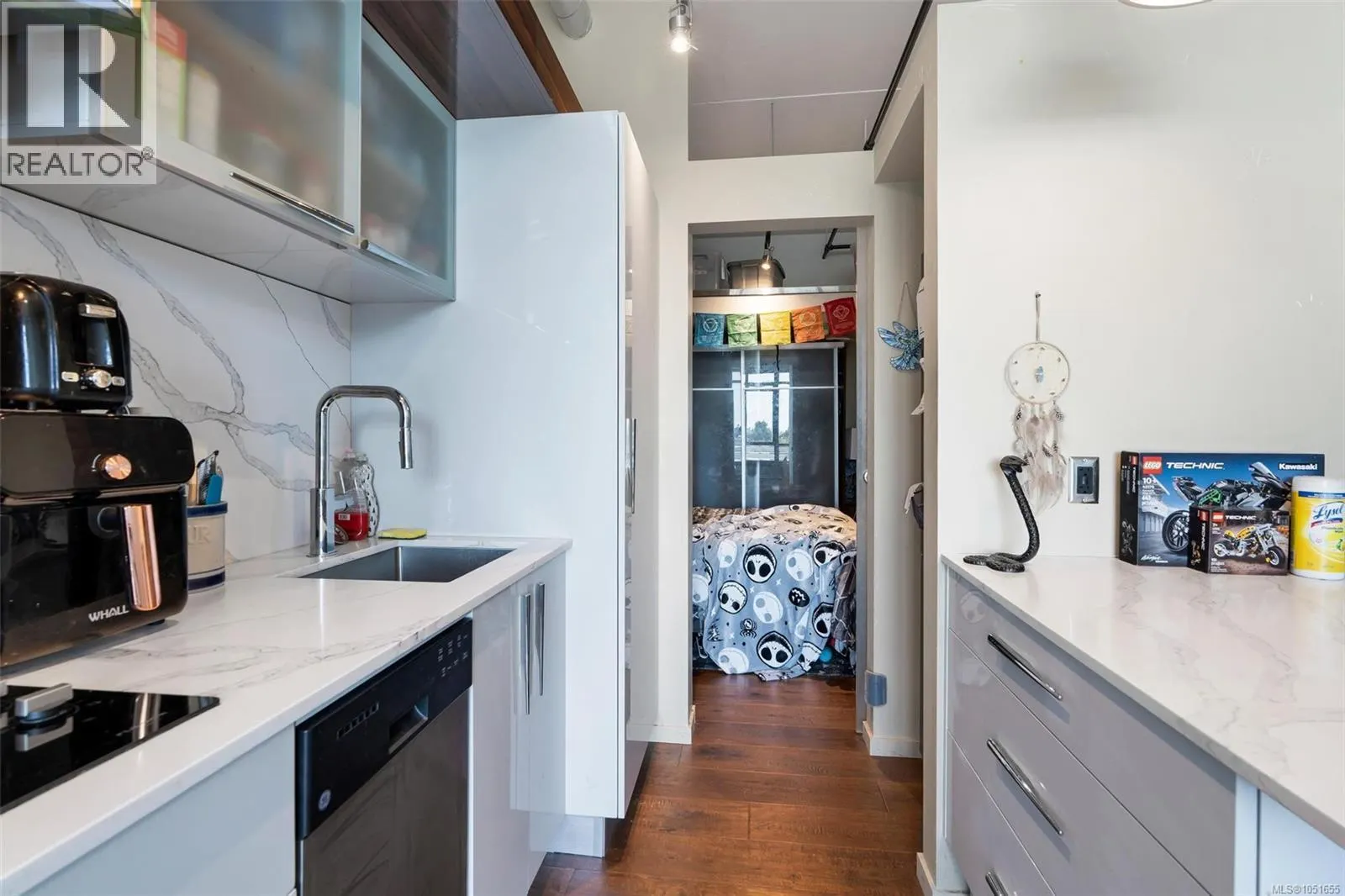 610 1029 View St