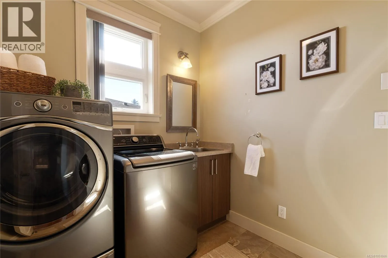 3387 Haida Dr