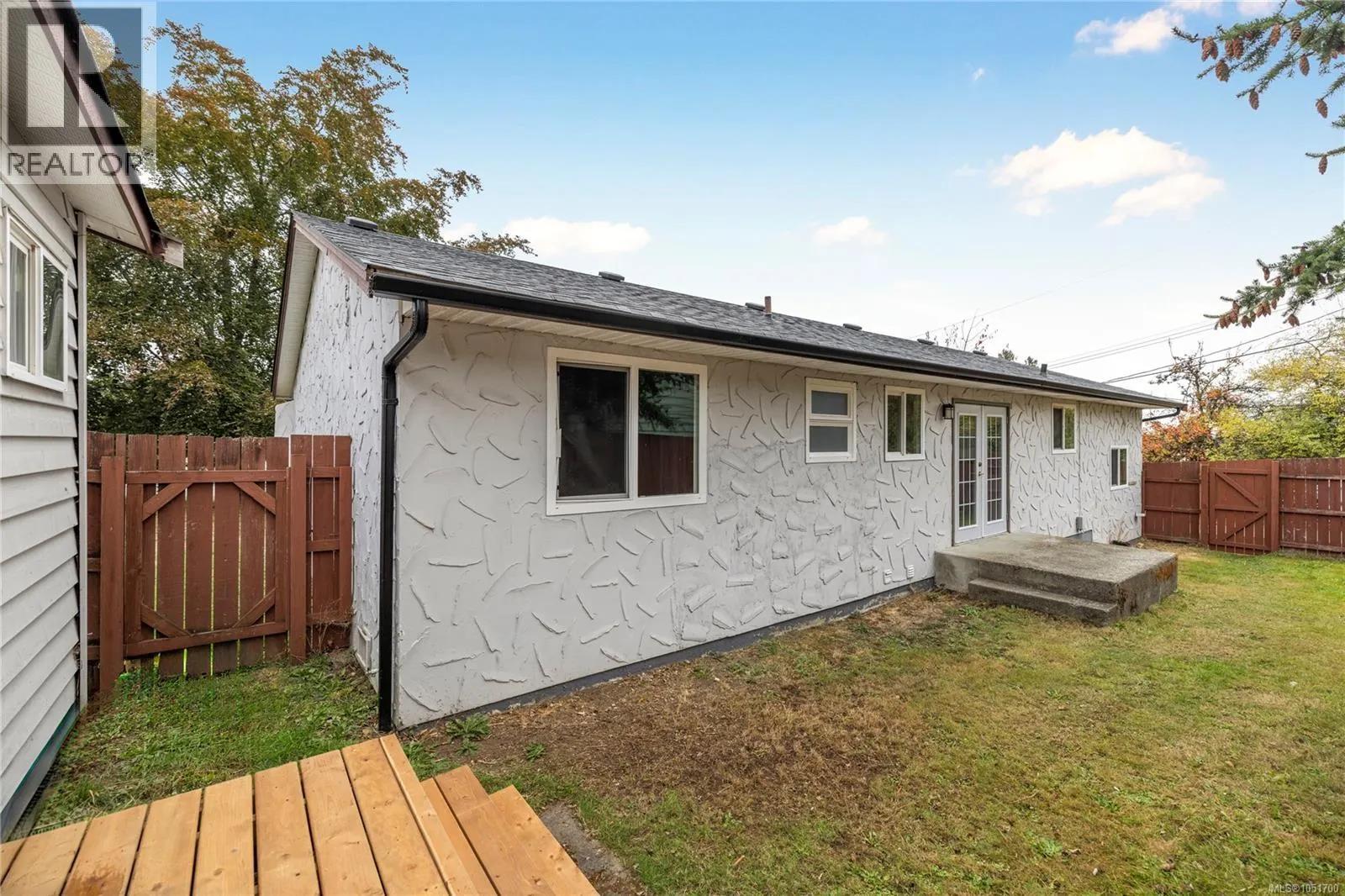 555 Weber St