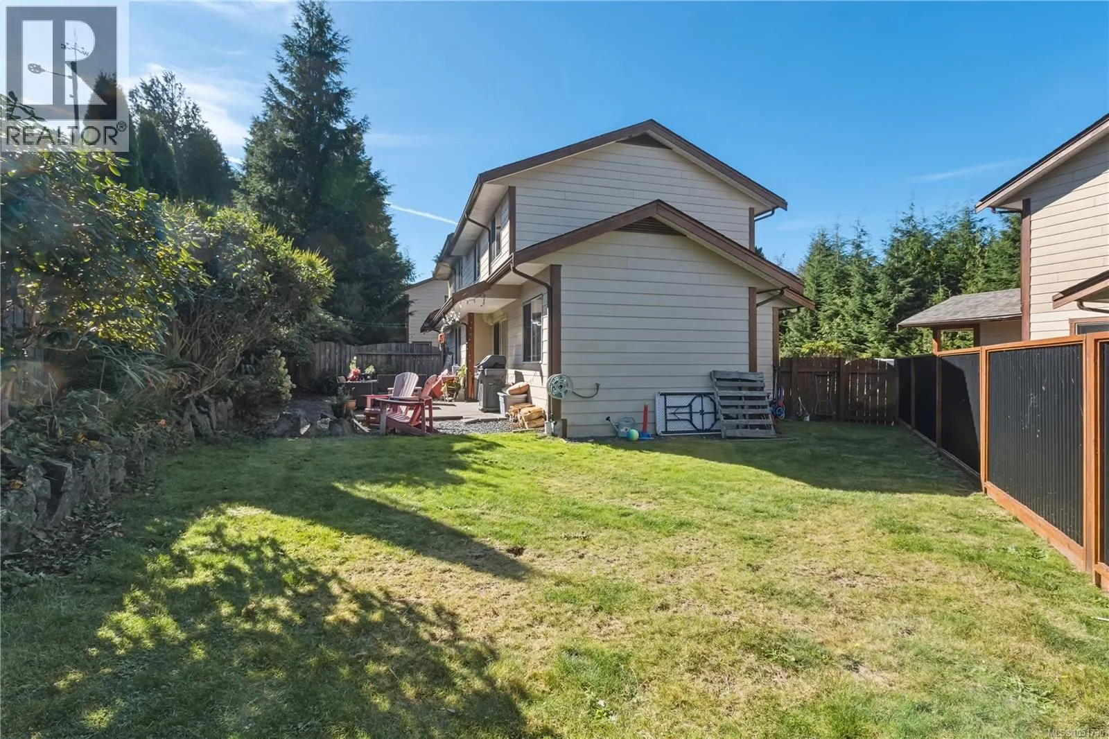 3 1626 Holly Cres