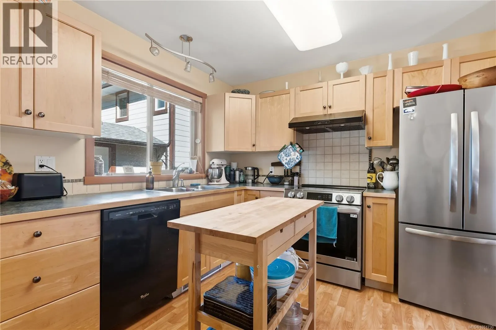 3 1626 Holly Cres