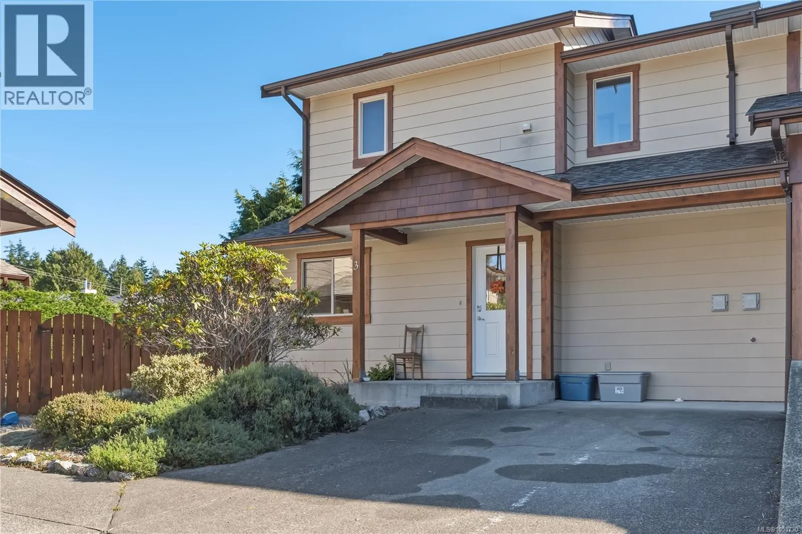 3 1626 Holly Cres