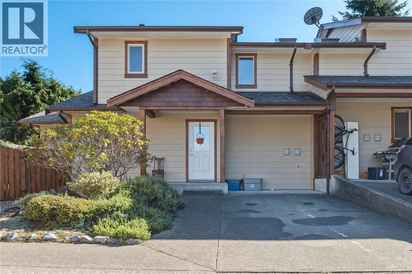 3 1626 Holly Cres