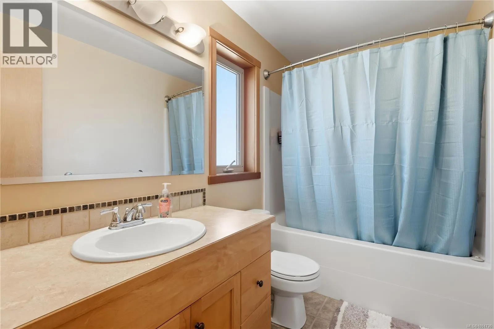3 1626 Holly Cres