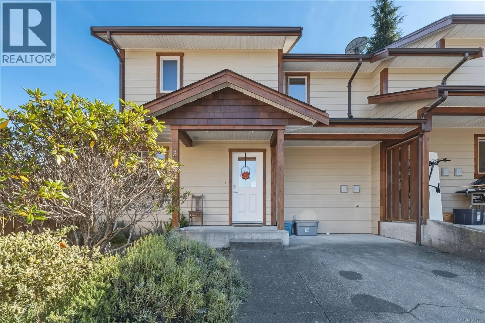 3 1626 Holly Cres