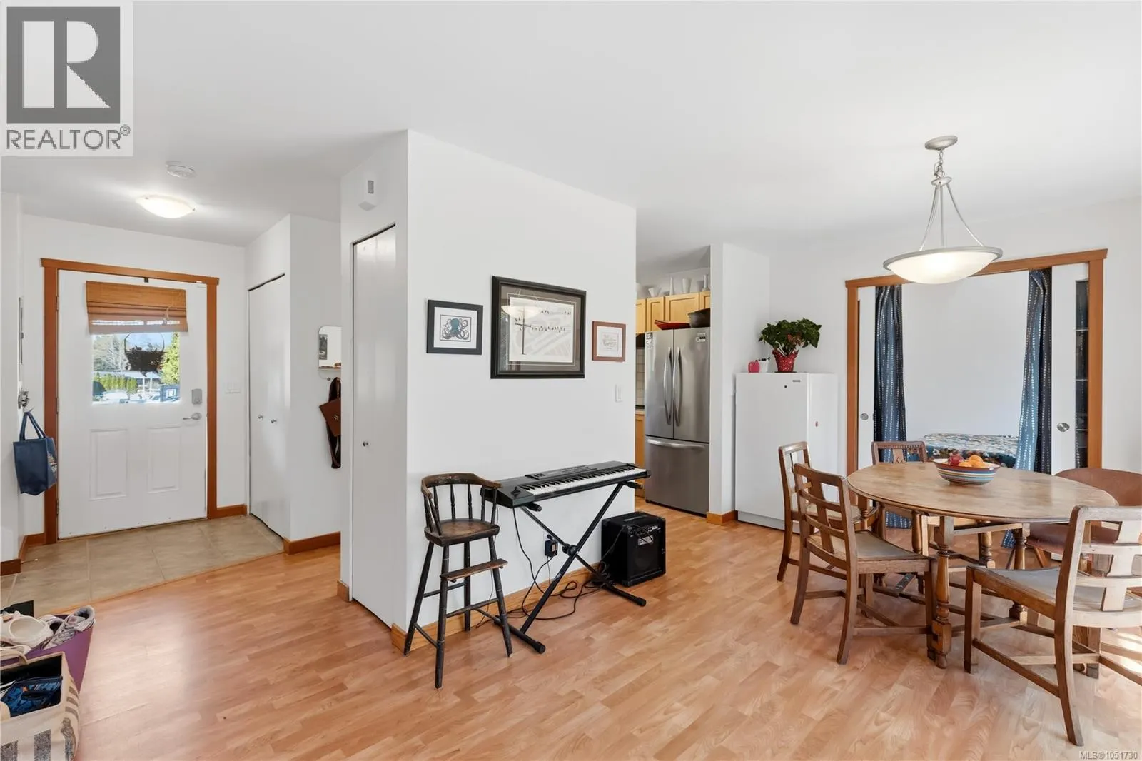 3 1626 Holly Cres