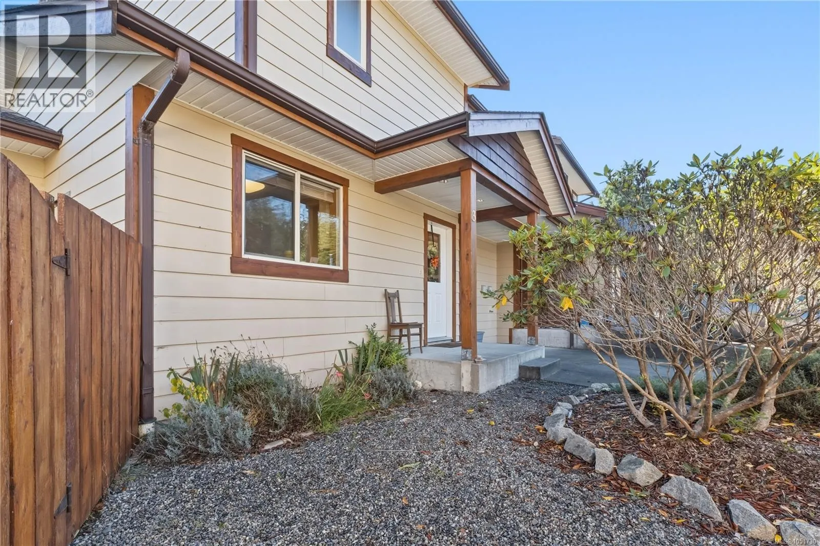 3 1626 Holly Cres