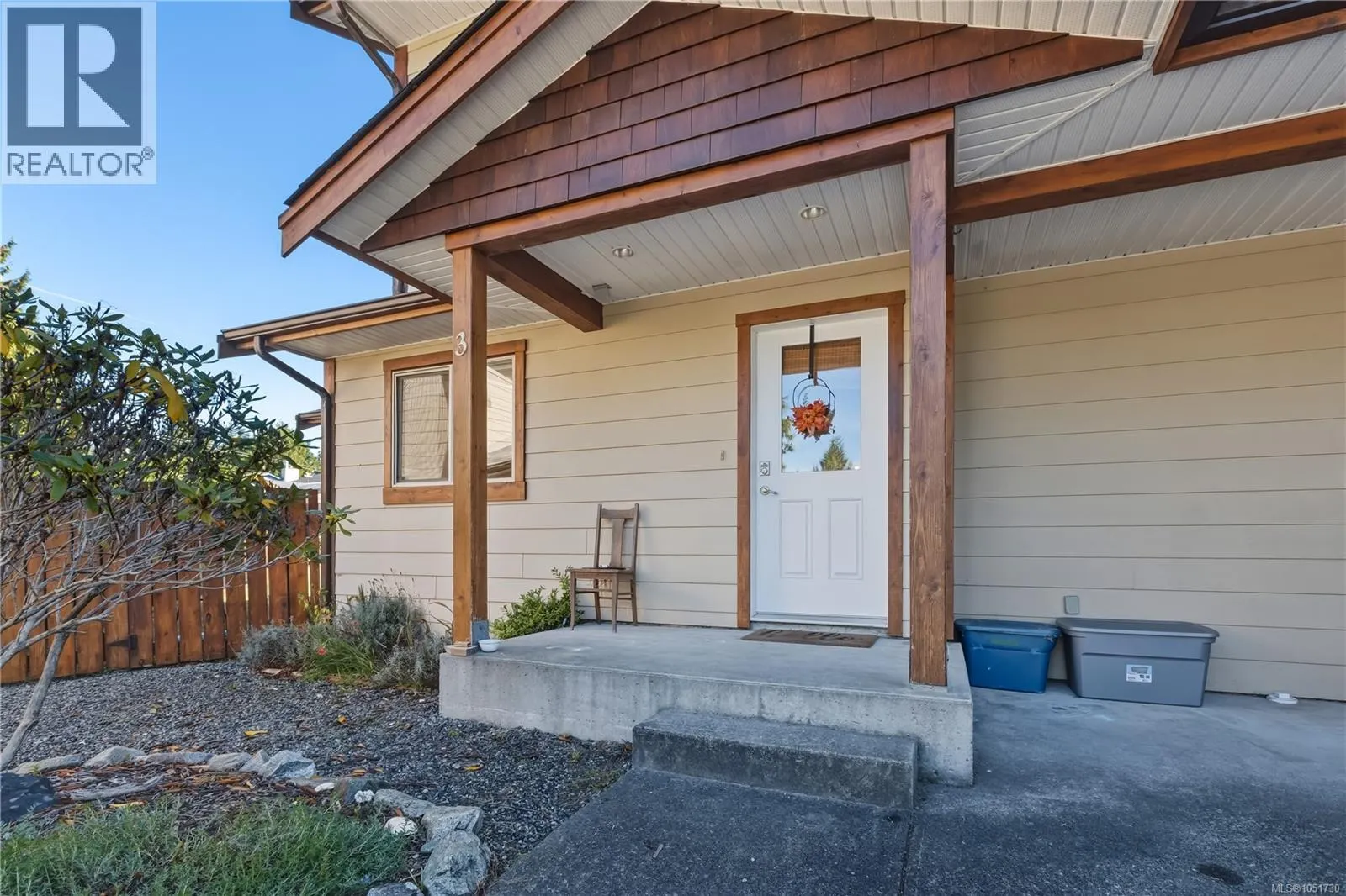 3 1626 Holly Cres