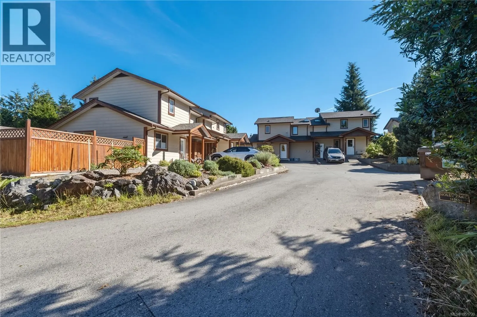 3 1626 Holly Cres