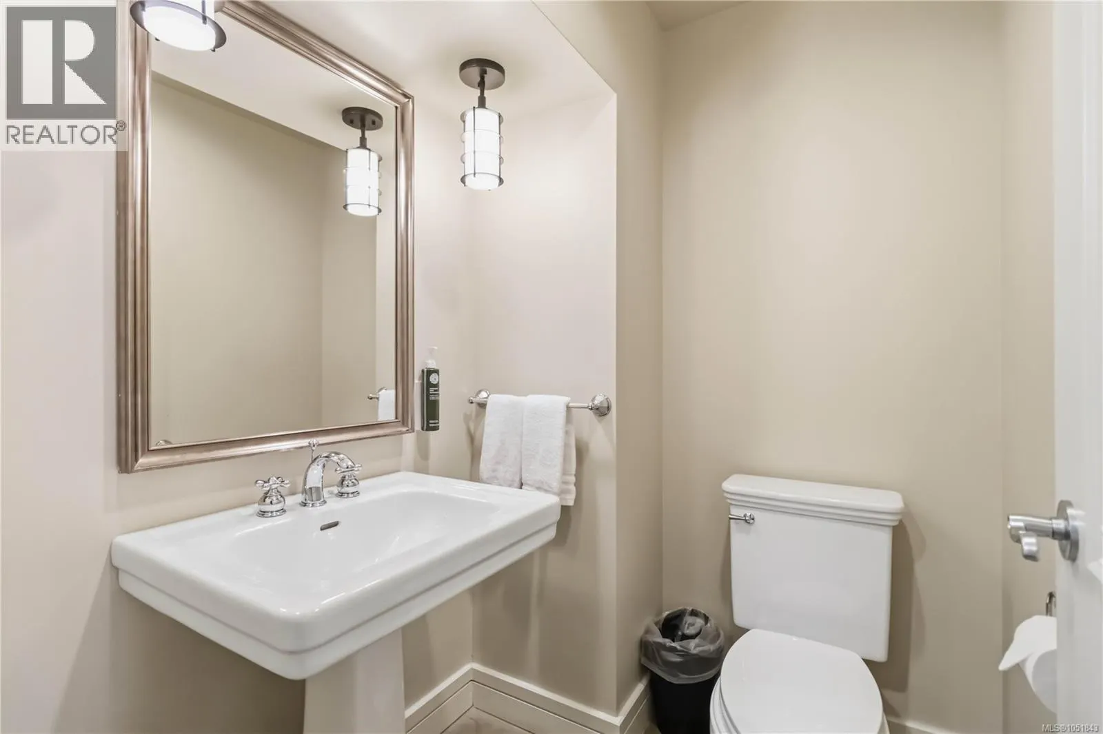 218-220 B 1376 Lynburne Pl