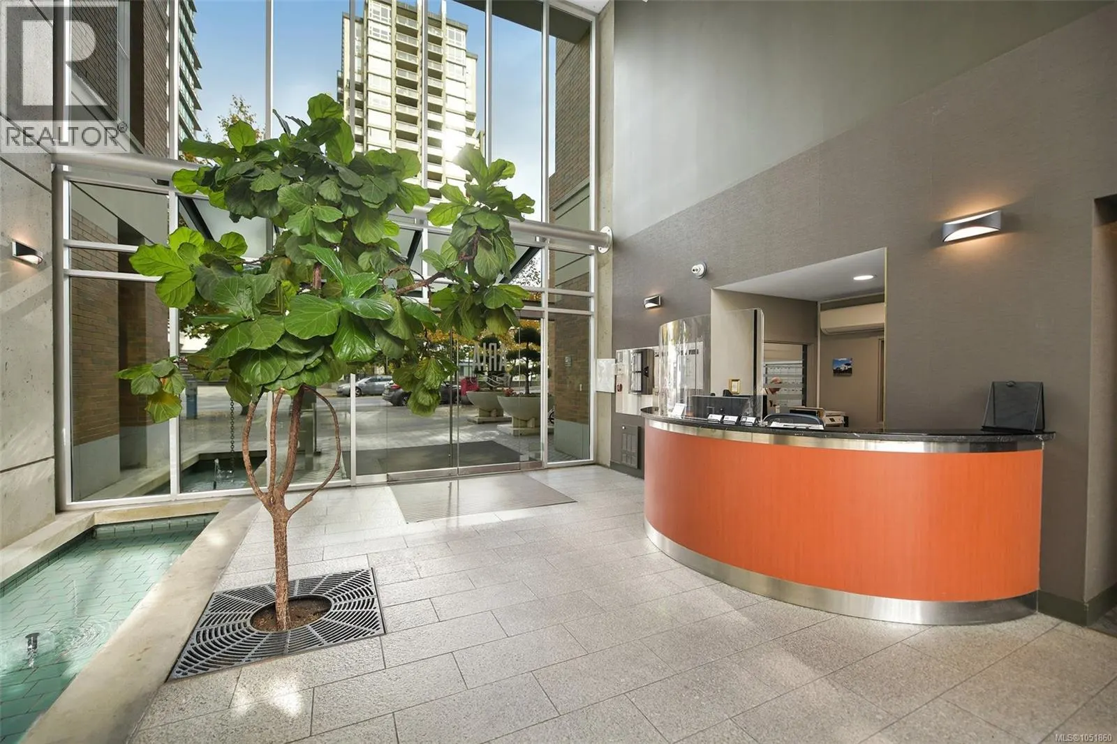N305 737 Humboldt St