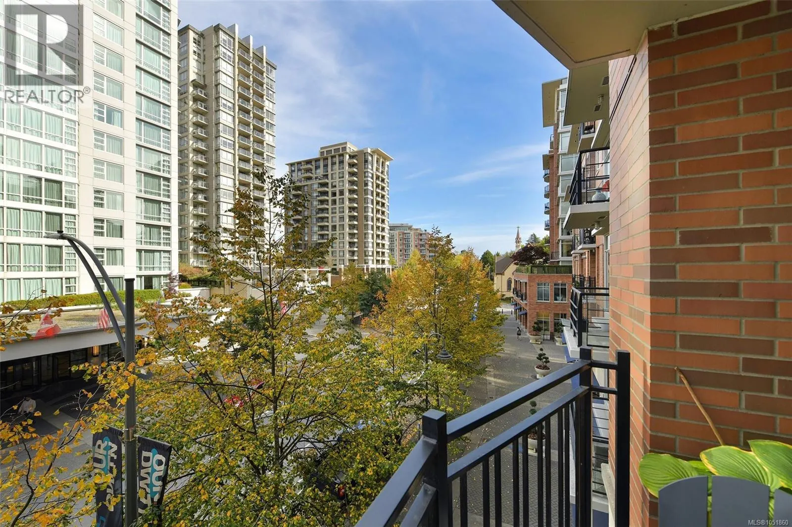 N305 737 Humboldt St