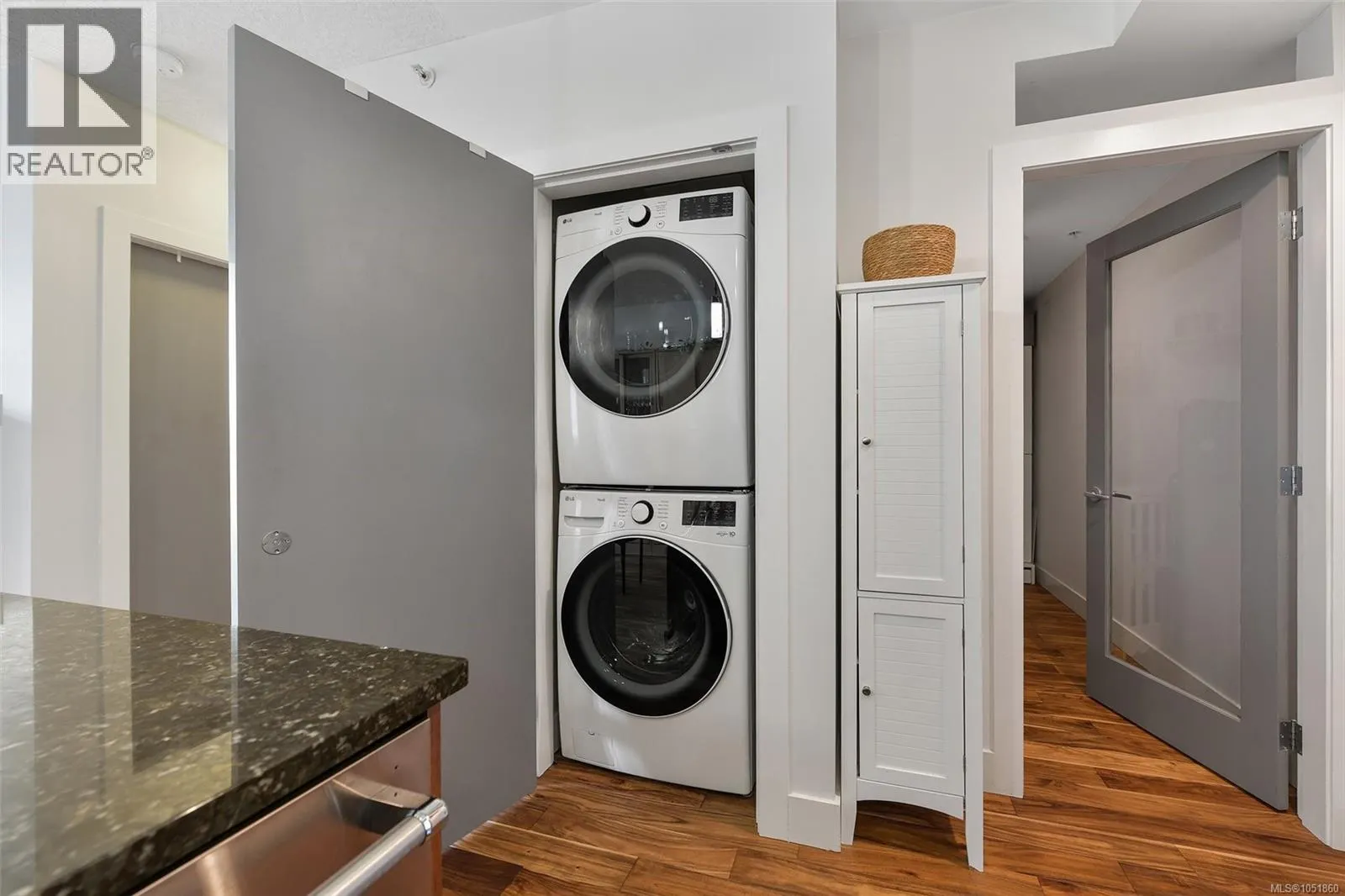 N305 737 Humboldt St