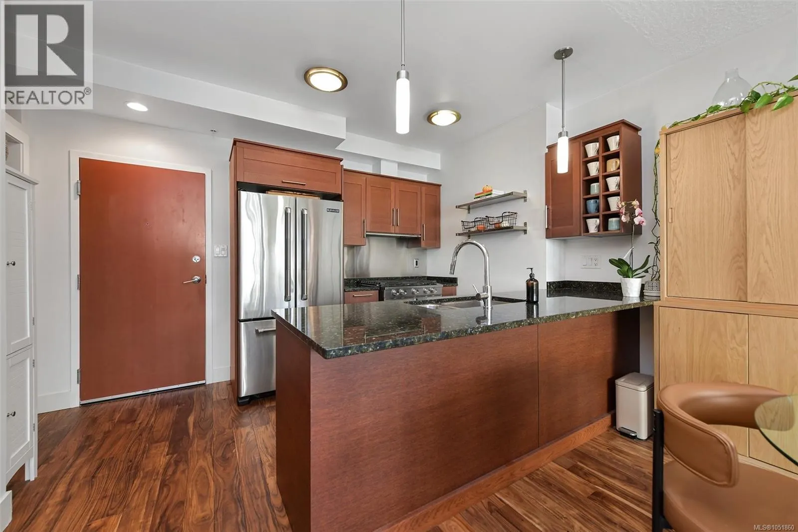 N305 737 Humboldt St