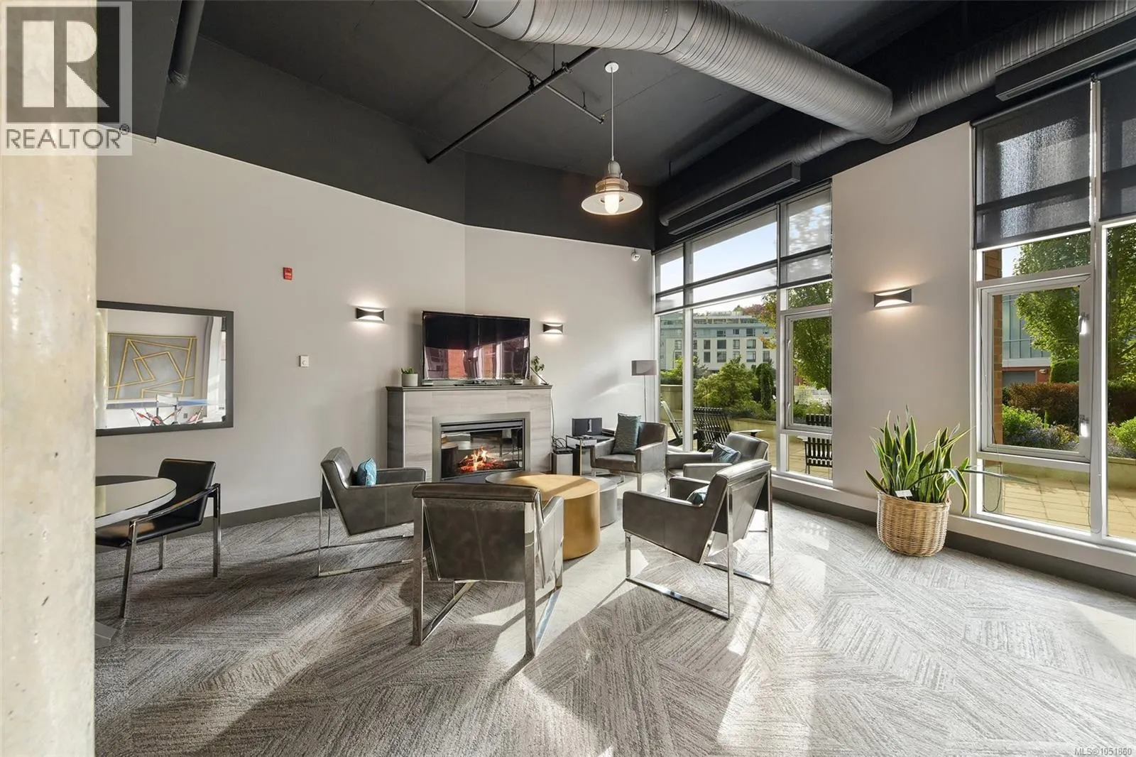 N305 737 Humboldt St