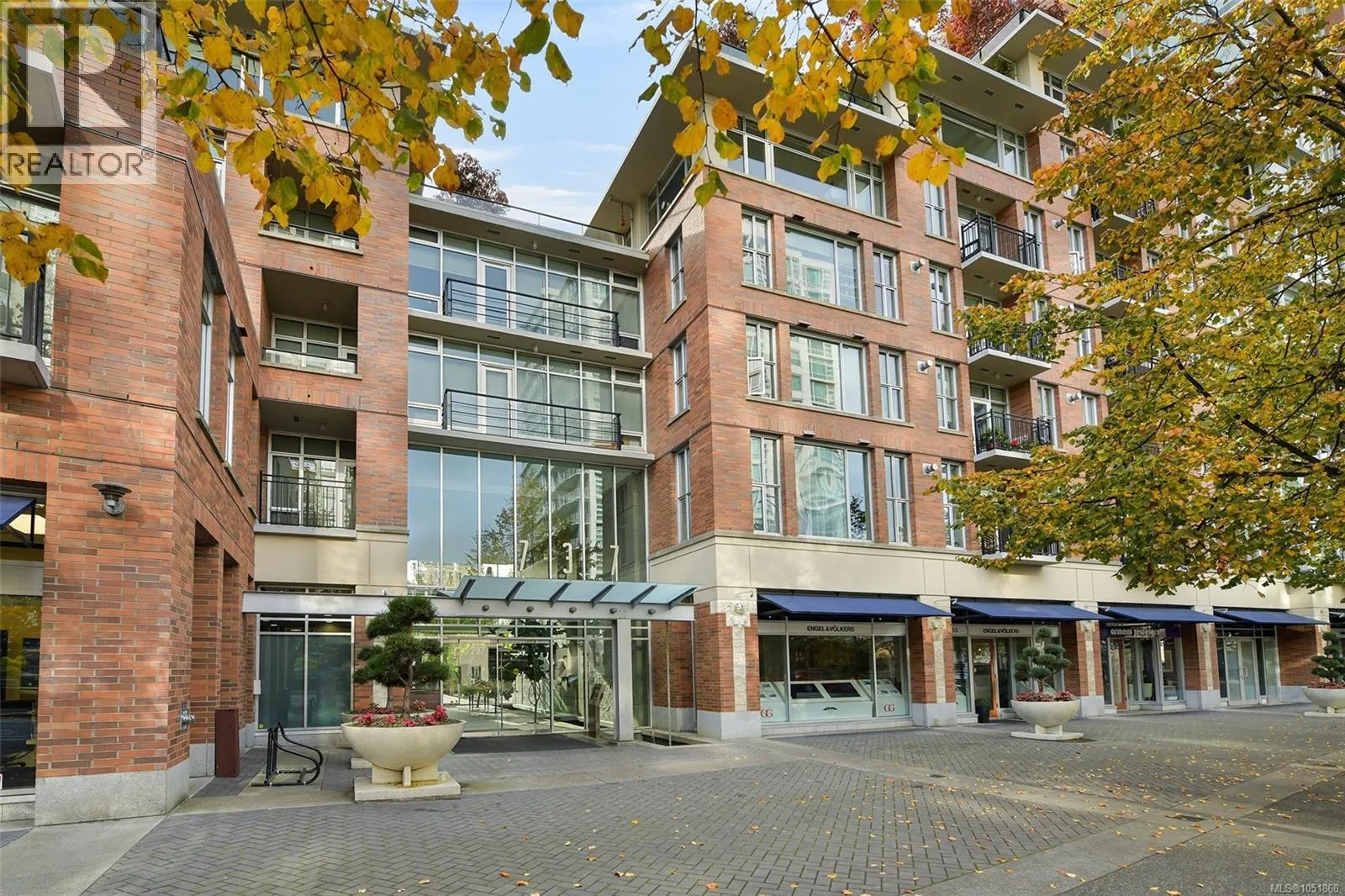 N305 737 Humboldt St