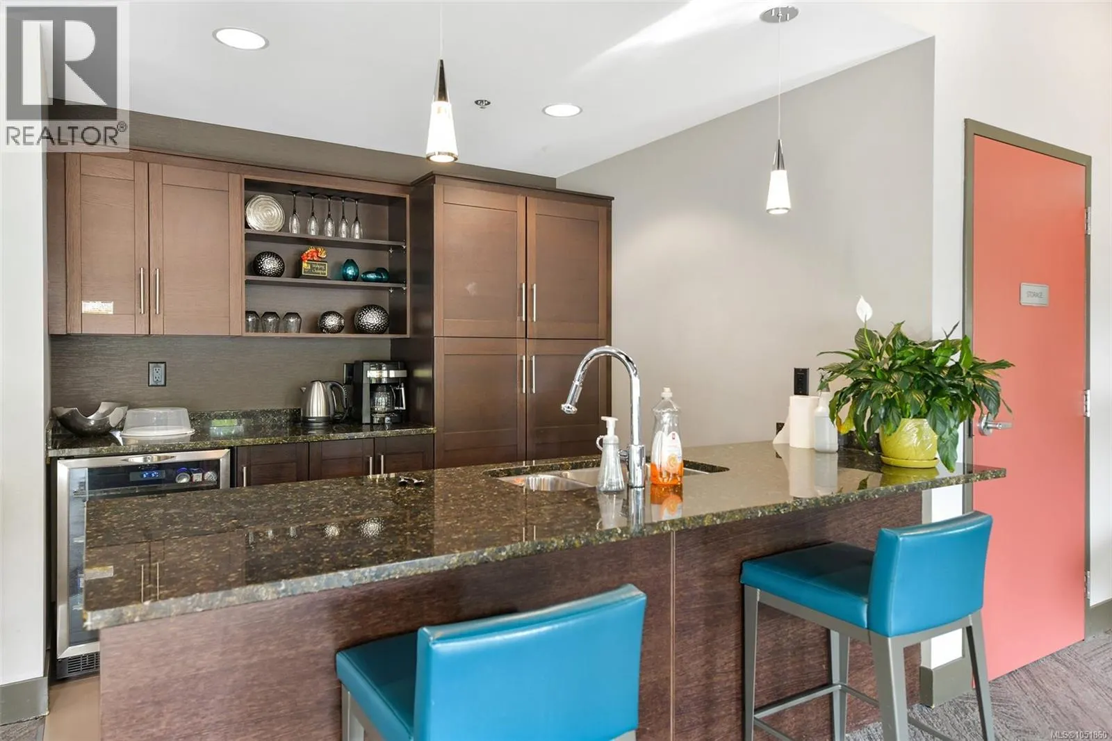N305 737 Humboldt St