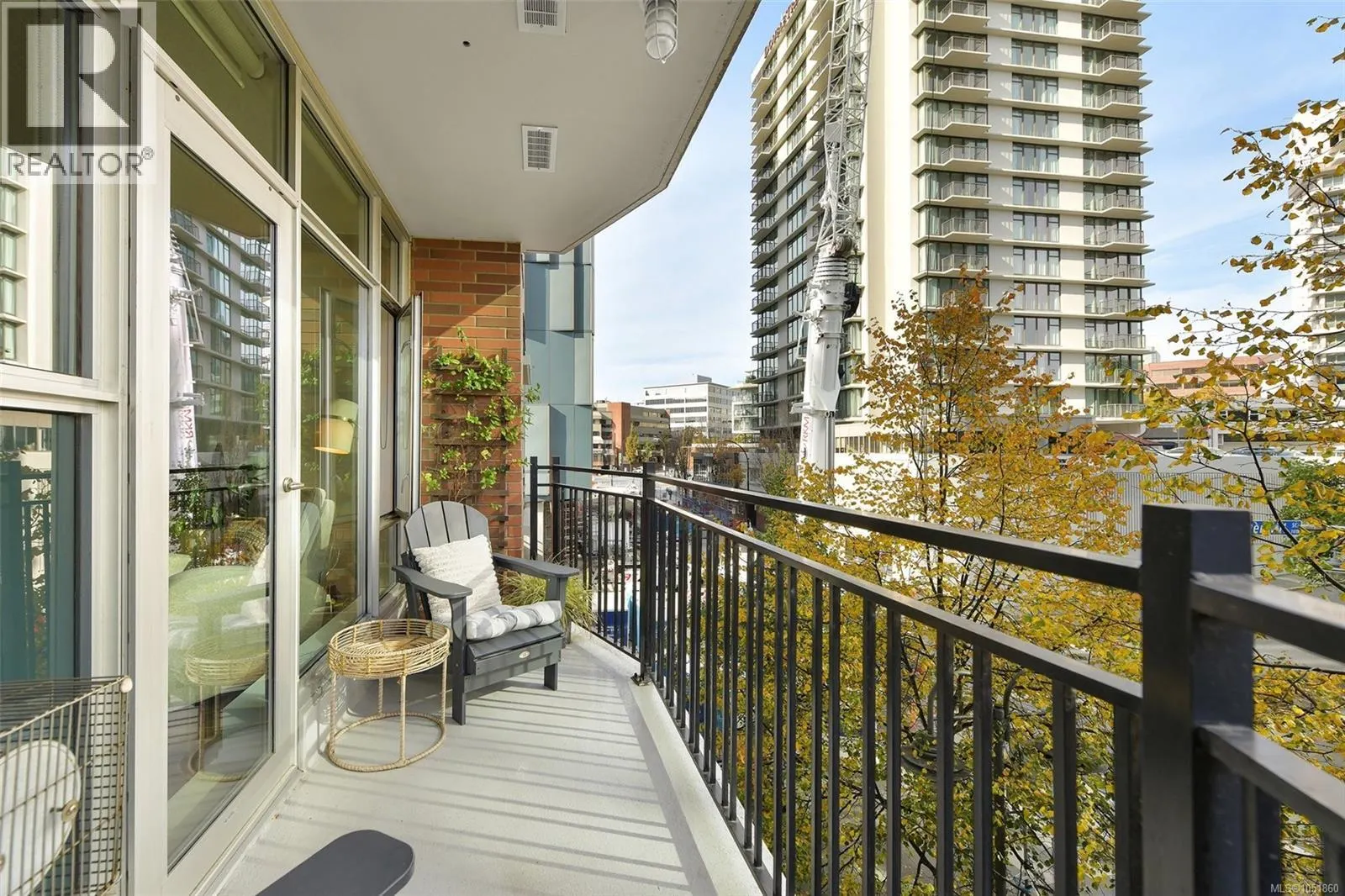 N305 737 Humboldt St