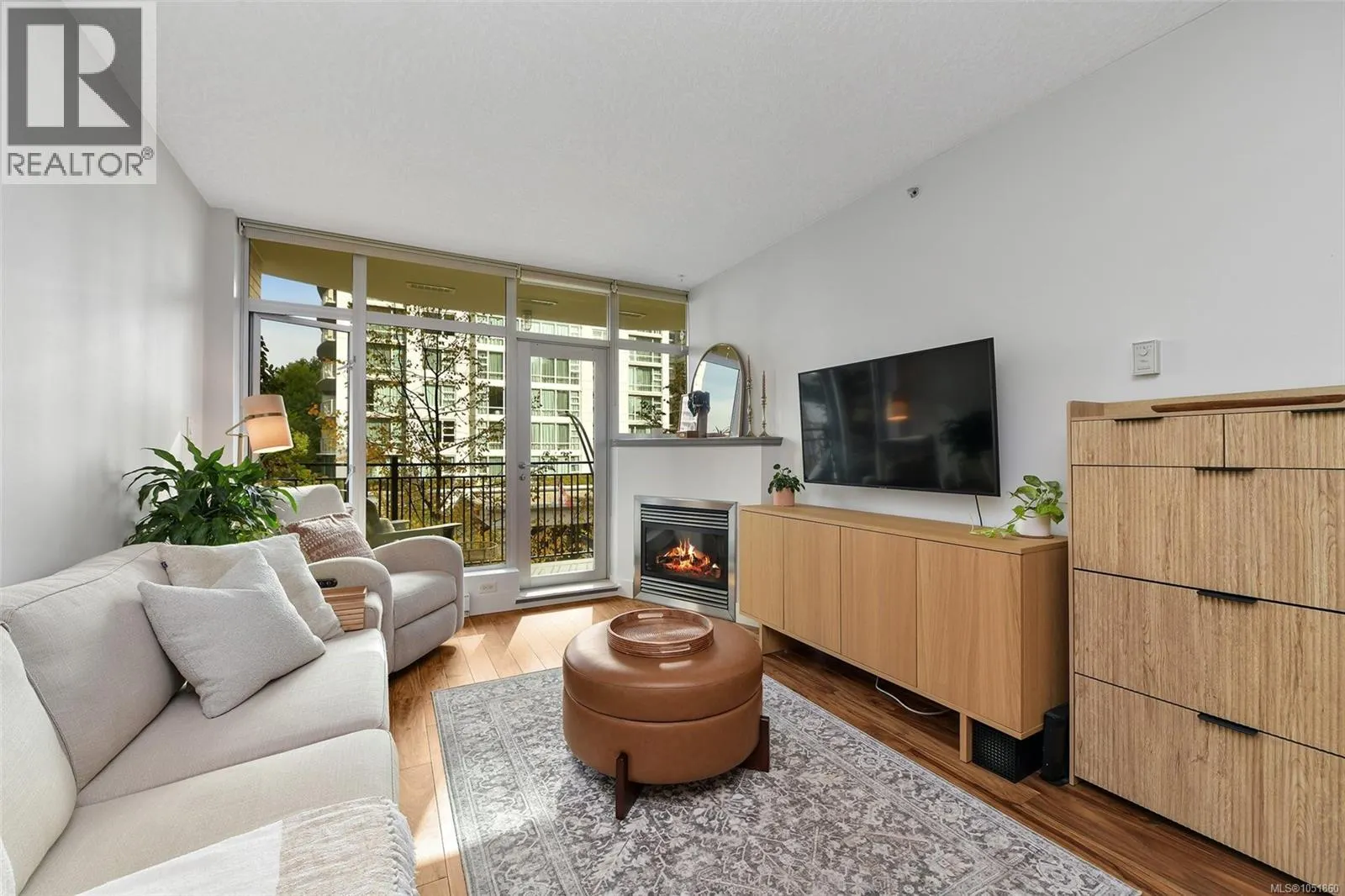 N305 737 Humboldt St