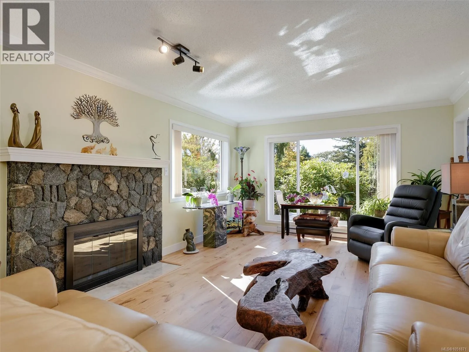 901 2829 Arbutus Rd