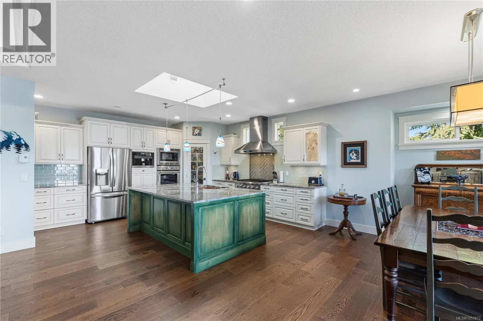 3030 Dolphin Dr