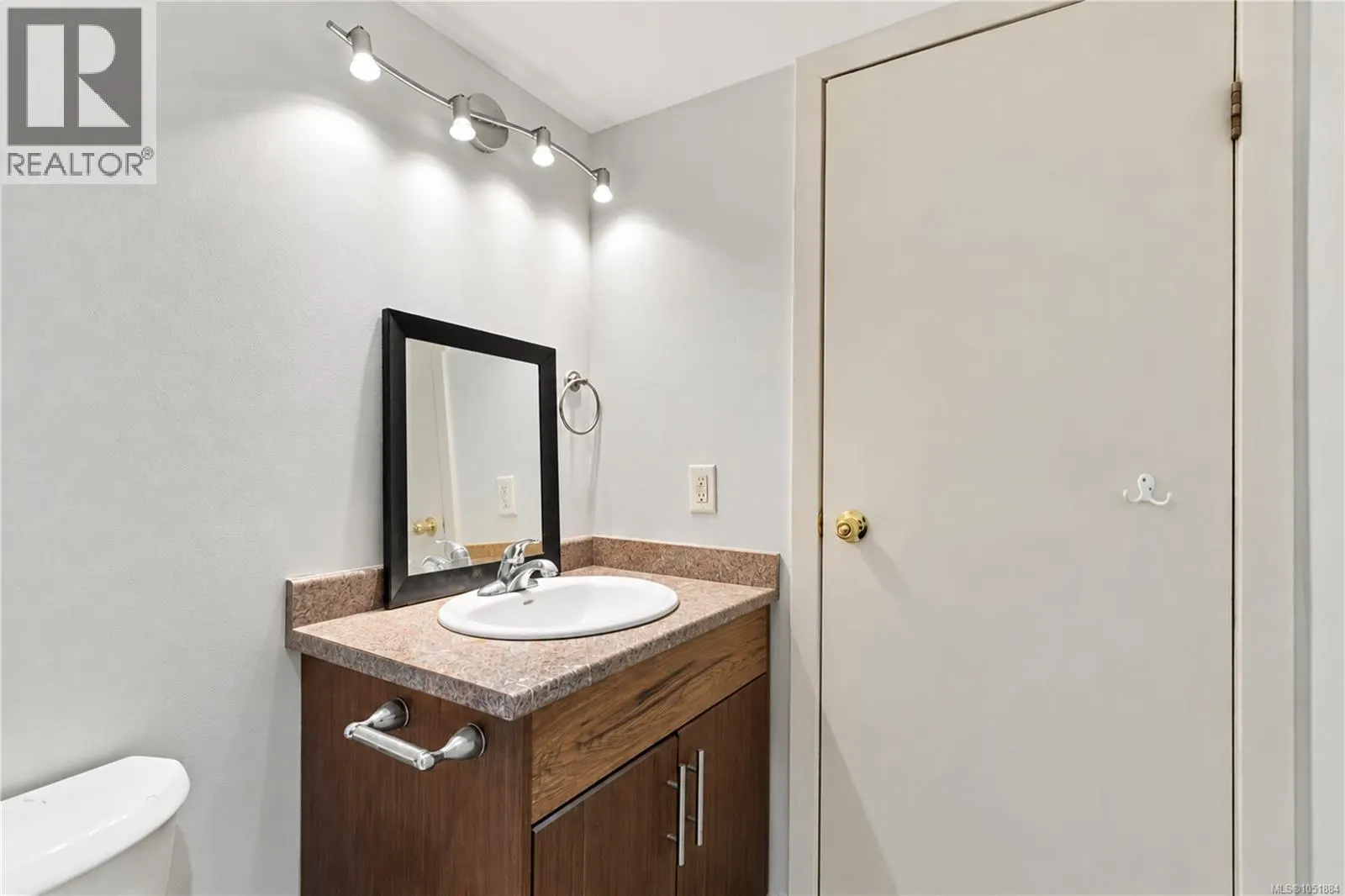 206 3800 Quadra St
