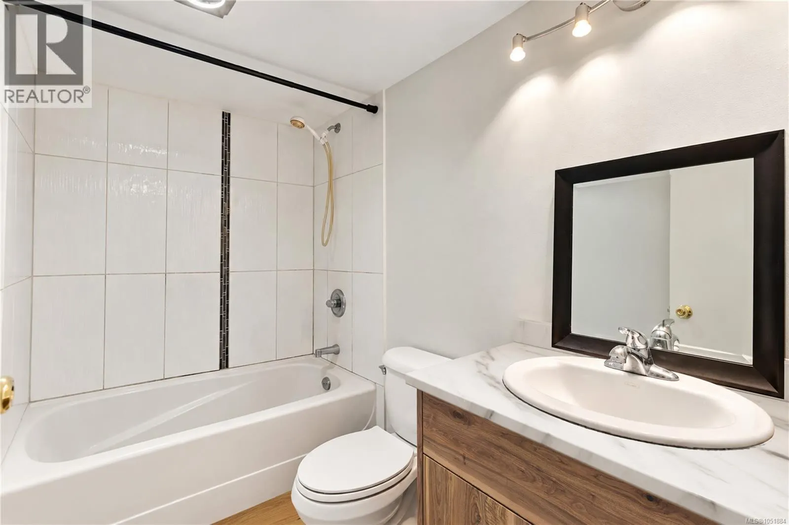 206 3800 Quadra St
